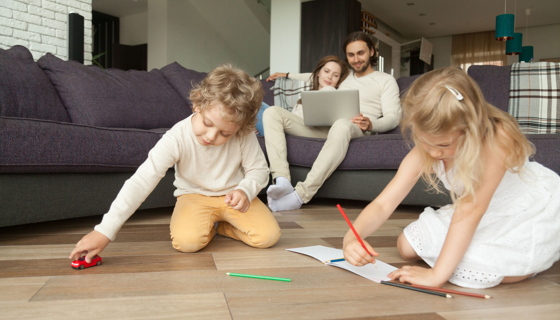 Famille dans le confort du salon.