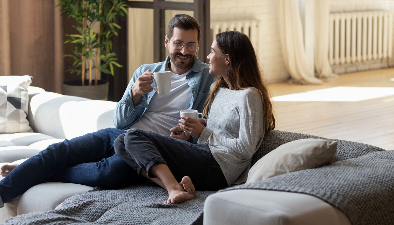Couple relaxant dans le salon.